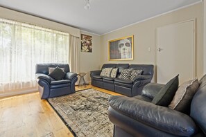 Téléviseur connecté, livres, chaîne audio, bureau