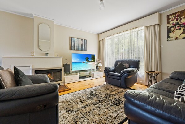 Smart TV, books, stereo, offices