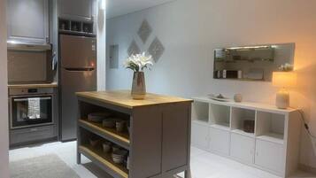 Fridge, microwave, stovetop, dishwasher