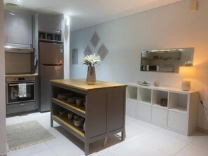 ثلاجة، ميكروويف، موقد طهي مسطح، غسالة أطباق