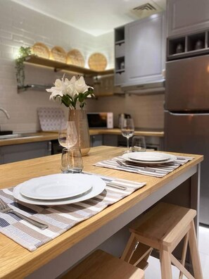 Kühlschrank, Mikrowelle, Herdplatte, Geschirrspüler