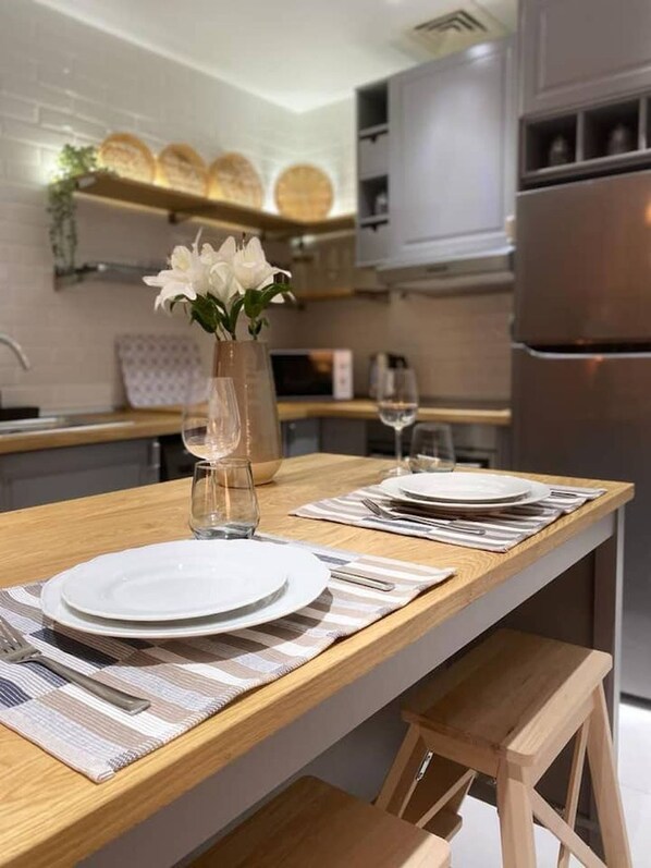 Fridge, microwave, stovetop, dishwasher