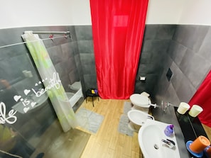 House, 2 Bedrooms, Accessible, Microwave | Bathroom shower