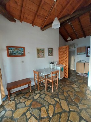 House, 1 Bedroom, Smoking, Private Pool | Dining