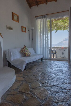 House, 1 Bedroom, Smoking, Private Pool | Living room