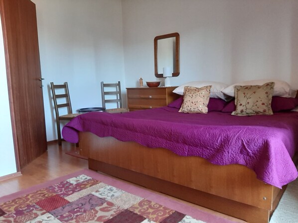 2 bedrooms, bed sheets