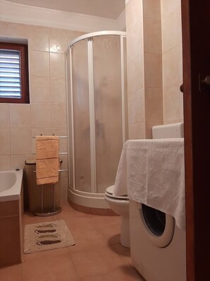 Apartment, 2 Bedrooms, Balcony, City View | Bathroom | Towels