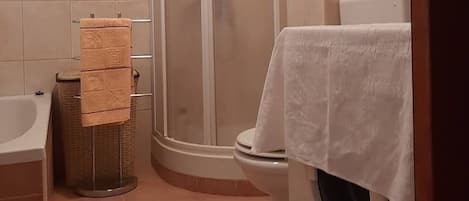 Appartement, 2 chambres, balcon, vue sur la ville | Salle de bain | Serviettes fournies