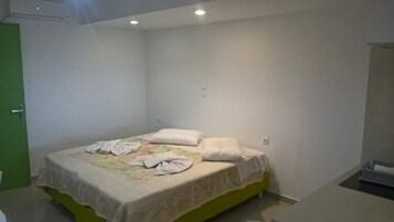 Apartamento, 1 habitación, terraza, vistas al jardín | 1 dormitorio, tabla de planchar con plancha, ropa de cama