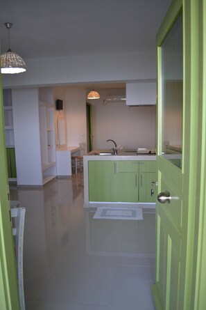 公寓, 1 间卧室, 露台, 花园景观 | 私人厨房 | 冰箱、电热水壶