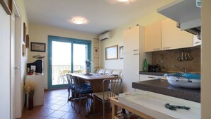 Departamento, 2 habitaciones, balcón, vista al océano | Área de sala de estar