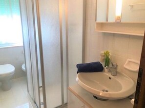 Appartement, 2 chambres, balcon | Salle de bain | Bidet