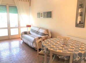 Apartment, 2 Bedrooms, Balcony | Dining