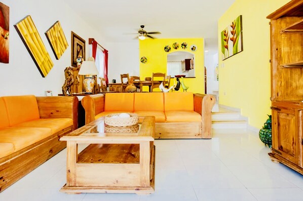 Huvila, useita makuuhuoneita, parveke, näköala puutarhaan | Oleskelualue