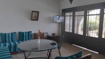 House, 3 Bedrooms, Accessible, Smoking | Living room