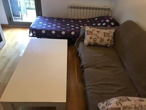 1 slaapkamer, een strijkplank/strijkijzer, beddengoed