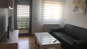 Apartment, 1 Bedroom, Accessible | Living room | TV - Apartamento En Madrid Situado Cerca De Metro Y Autobus (Madrid)