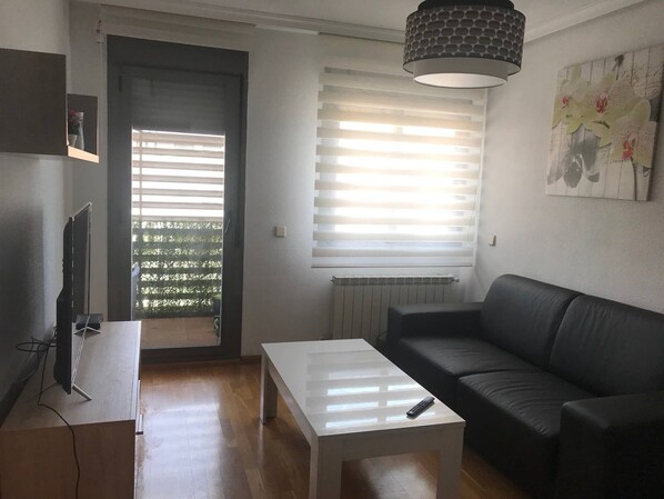 Appartement, 1 slaapkamer, toegankelijk voor mindervaliden | Woonkamer | Een televisie