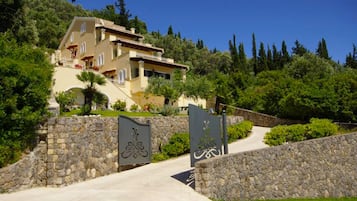 Apartment, 1 Bedroom, Smoking, Balcony | Property entrance