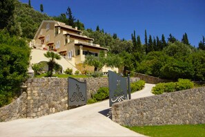 Apartment, 1 Bedroom, Smoking, Balcony | Property entrance