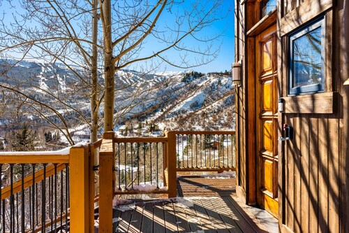 Expansive Snowmass Views! Multi-Level Home w/ Wood FP, Private Hot Tub & Garage Parking