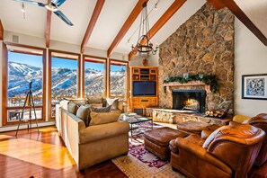 TV, fireplace, stereo