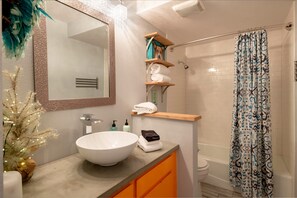 Ensemble douche/baignoire, serviettes fournies