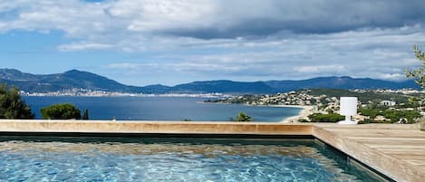 Una piscina al aire libre, una piscina climatizada
