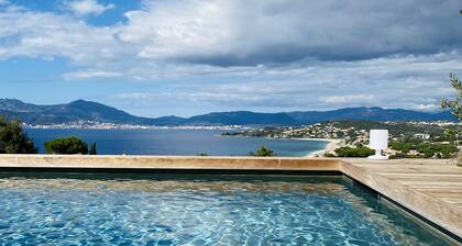 Villa Alandra. Villa neuve de haut standing avec piscine chauffée.