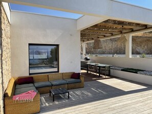 Outdoor dining - Villa Alandra. New luxury villa with heated pool. (Pietrosella)