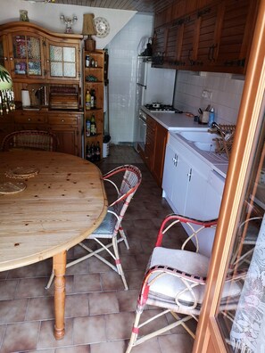 Een koelkast, een microgolfoven, een oven