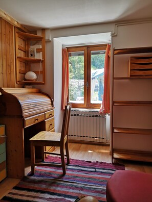 4 slaapkamers, een strijkplank/strijkijzer, reisbedje