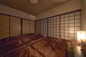 Habitación familiar, para no fumadores | Cortinas blackout, wifi gratis y ropa de cama 