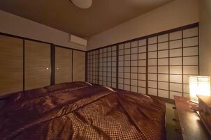 Family Room, Non Smoking | Blackout drapes, free WiFi, bed sheets