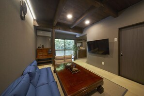 Habitación familiar, para no fumadores | Área de sala de estar | Televisión 