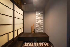 Cortinas blackout, wifi gratis y ropa de cama 