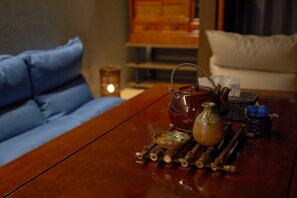 Habitación familiar, para no fumadores | Área de sala de estar | Televisión 