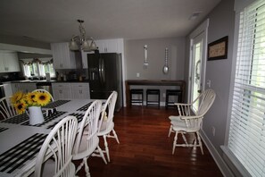 Dining - The Beehive in Bee Springs (Bee Spring)