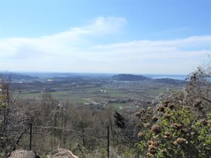 A panoramic view of a hilly landscape with a clear sky. - Villa Rubiana (Caprino Veronese)