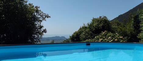 Piscine extérieure en saison, chaises longues