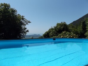 Piscina externa sazonal, espreguiçadeiras