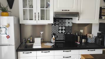 ثلاجة، ميكروويف، فرن، موقد طهي مسطح