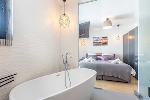 Bathtub, jetted bath, towels