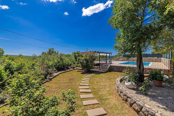 Pool - Charming holiday house LUCIJA (Žgaljići)