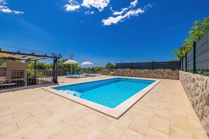 Pool - Charming holiday house LUCIJA (Žgaljići)