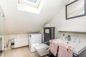 Een haardroger, handdoeken