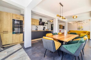 Fridge, oven, stovetop, dishwasher