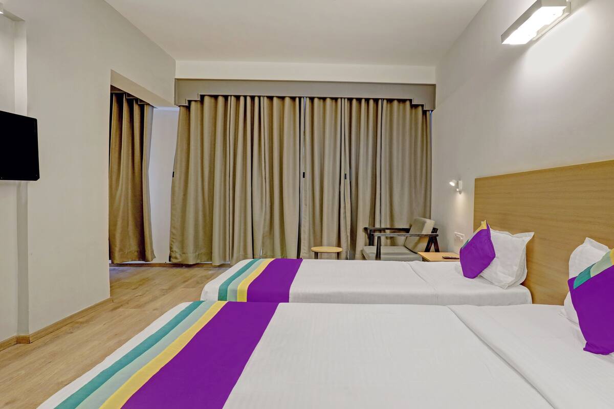 Habitación doble estándar | Tabla de planchar con plancha y ropa de cama