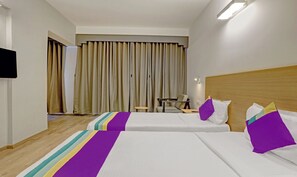 Habitación doble estándar | Tabla de planchar con plancha y ropa de cama