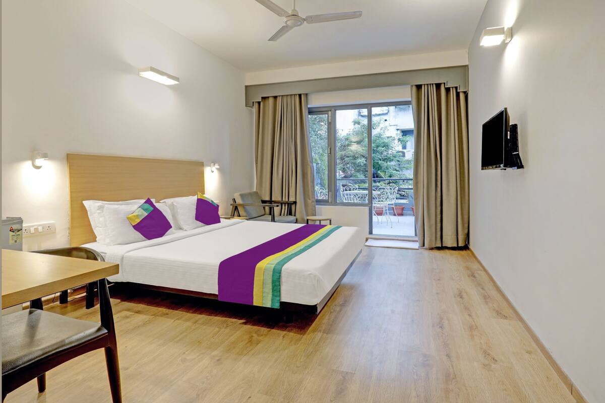 Habitación doble Deluxe | Tabla de planchar con plancha y ropa de cama